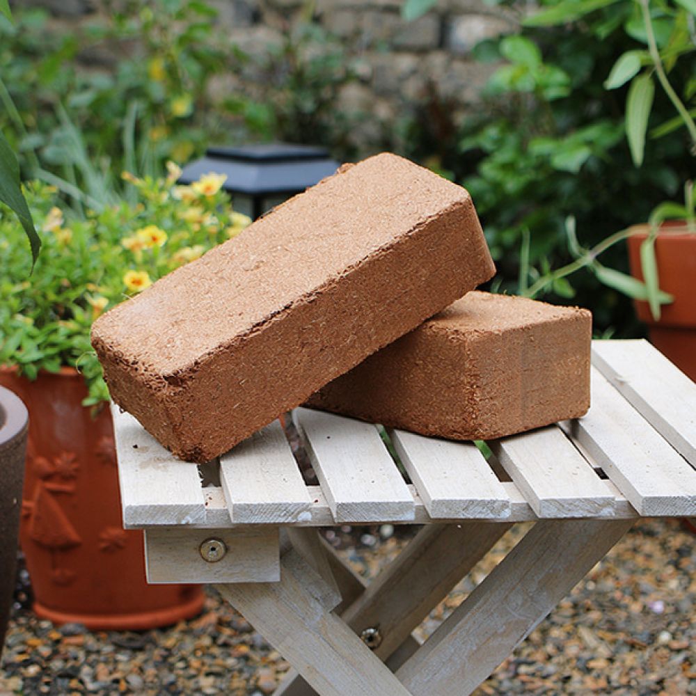 Substrate Coconut Fiber - 高品質なココナッツ繊維ブロック。有機栽培用土壌ブロックで、屋内・屋外での植物、花、野菜の栽培、庭の育成に最適な基質です。